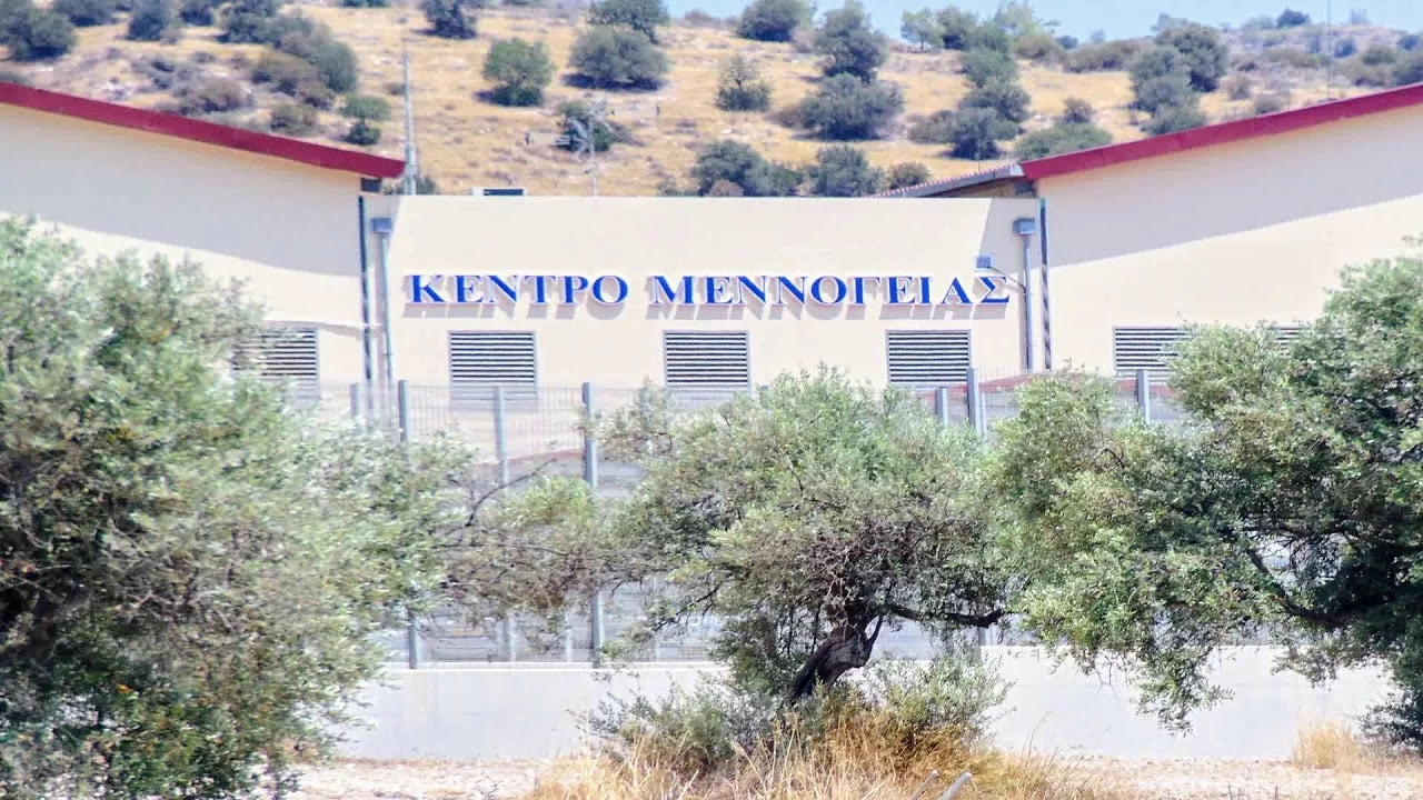 Κρατητήρια Μεννόγειας: Προσπάθησε να βάλει τέρμα στη ζωή του διεκδικόντας χρήματα (βίντεο)